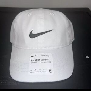 NIKE UNISEX TODDLER,  CAP AJUSTABLE CAP NEW WHITE AND BLACK 1/3 YEARS.